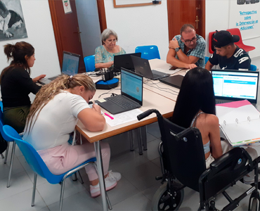 Grupo de personas trabajando con ordenadores.