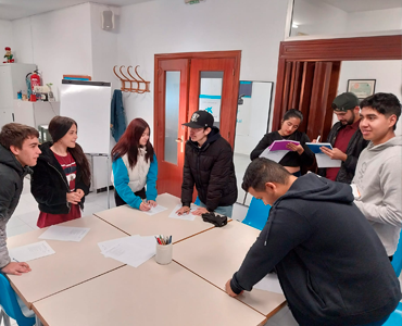 Un grupo de jóvenes participando activamente en un taller formativo enfocado en la orientación laboral, donde reciben información, asesoramiento y herramientas prácticas para mejorar sus oportunidades de acceso al mercado de trabajo, desarrollar habilidades profesionales y conocer diferentes salidas ocupacionales.